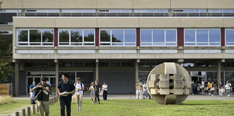 engineering students on the centrale lyon campus